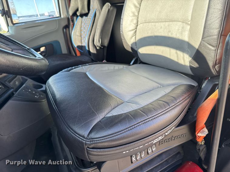 image for item EM3753 2017 International Prostar Plus 122 semi truck