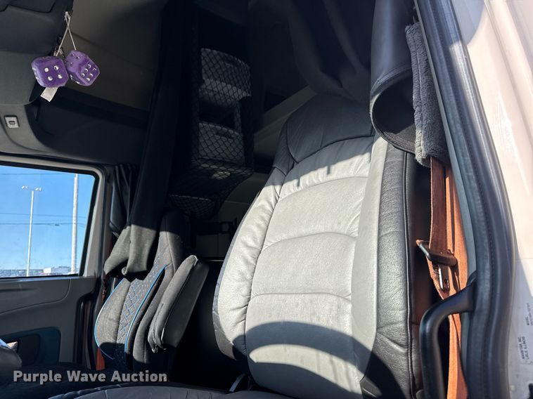 image for item EM3753 2017 International Prostar Plus 122 semi truck