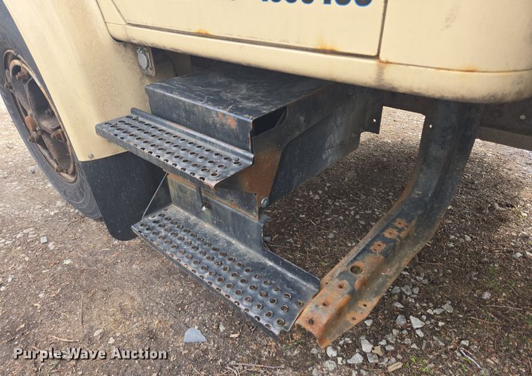 image for item EM6010 1999 International 4700 box truck