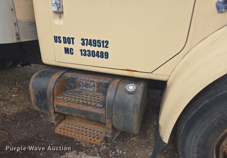 image for item EM6010 1999 International 4700 box truck