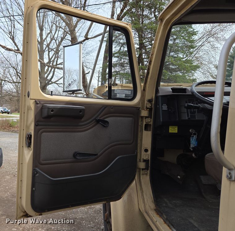 image for item EM6010 1999 International 4700 box truck