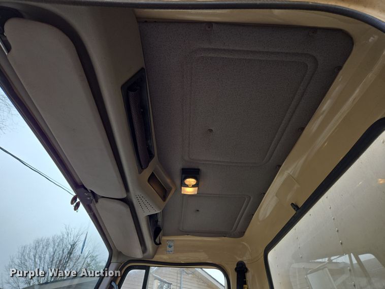 image for item EM6010 1999 International 4700 box truck