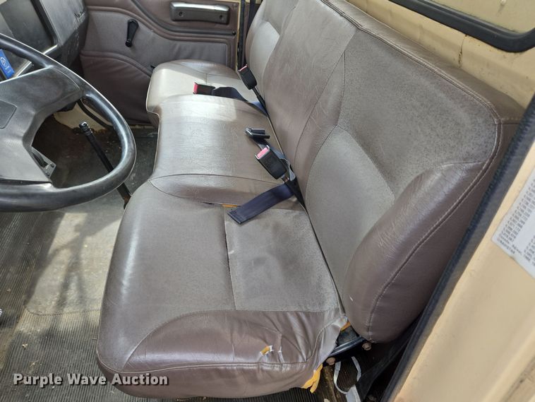 image for item EM6010 1999 International 4700 box truck