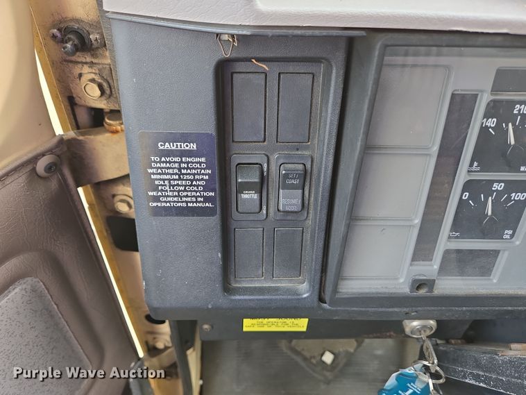 image for item EM6010 1999 International 4700 box truck