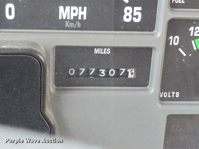 image for item EM6010 1999 International 4700 box truck