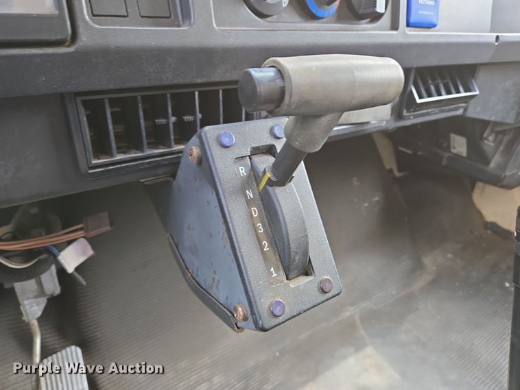 image for item EM6010 1999 International 4700 box truck