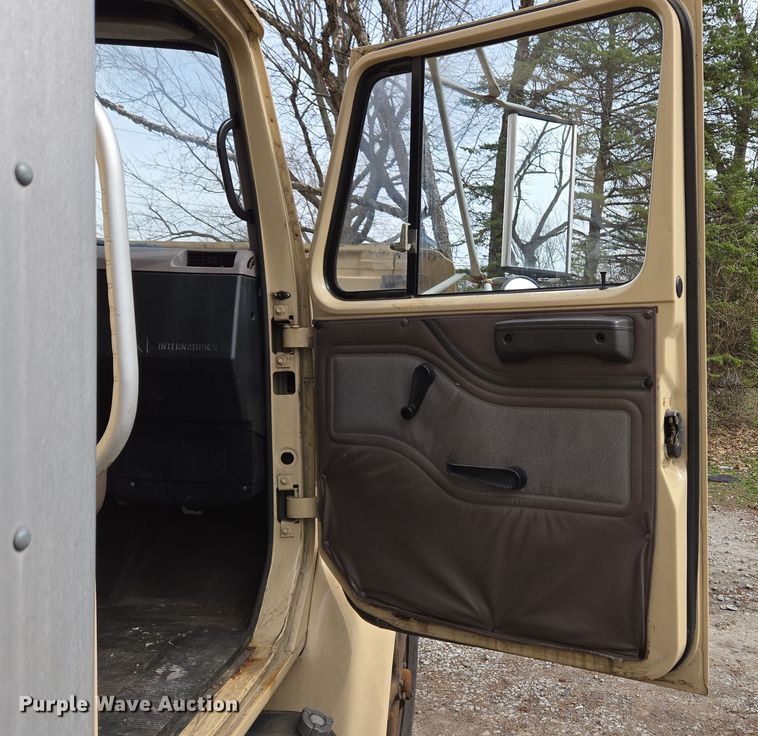 image for item EM6010 1999 International 4700 box truck