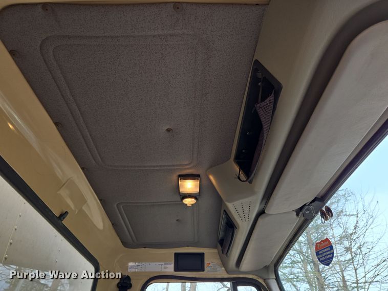 image for item EM6010 1999 International 4700 box truck