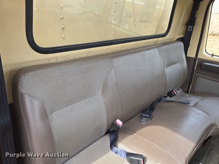 image for item EM6010 1999 International 4700 box truck