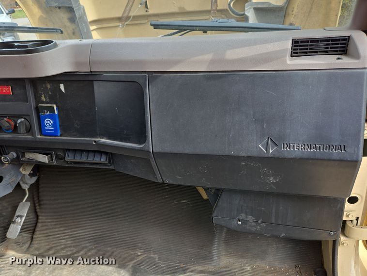 image for item EM6010 1999 International 4700 box truck