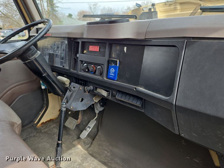 image for item EM6010 1999 International 4700 box truck