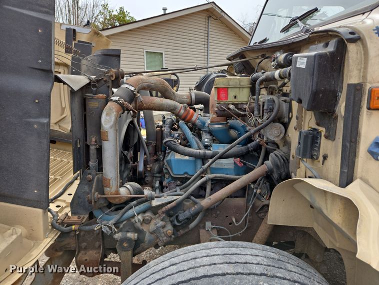 image for item EM6010 1999 International 4700 box truck