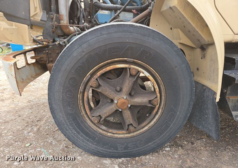 image for item EM6010 1999 International 4700 box truck