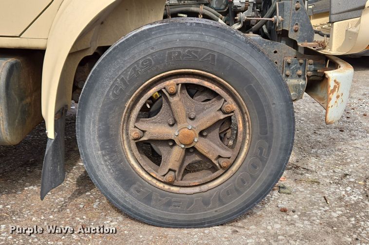 image for item EM6010 1999 International 4700 box truck