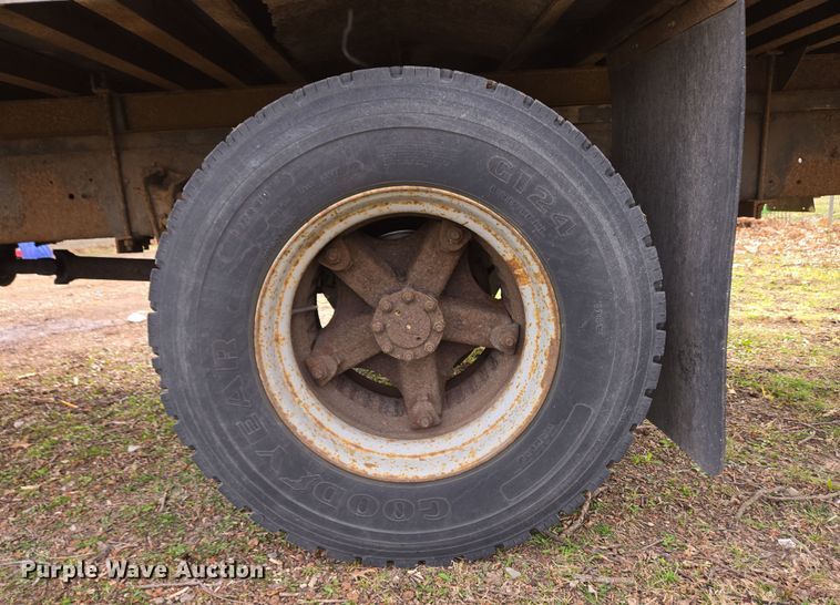 image for item EM6010 1999 International 4700 box truck