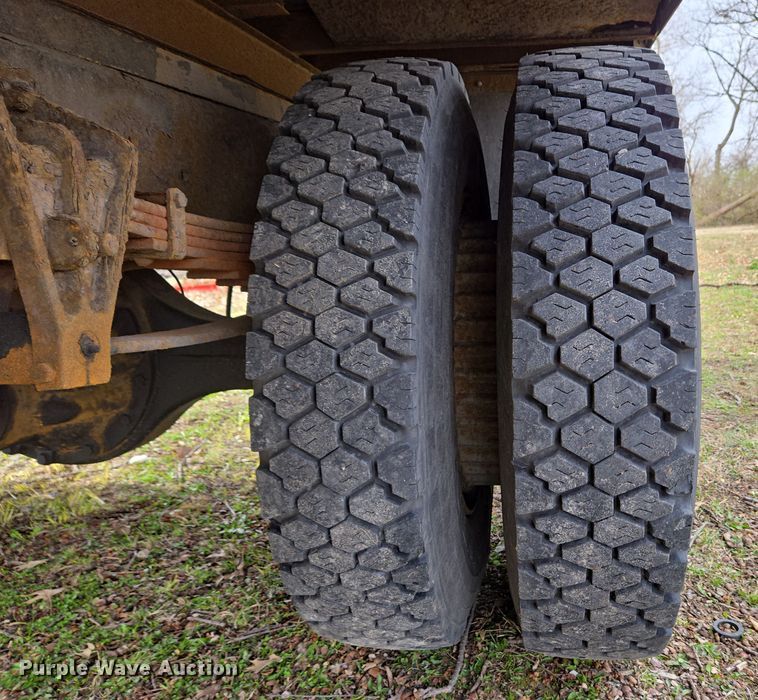 image for item EM6010 1999 International 4700 box truck