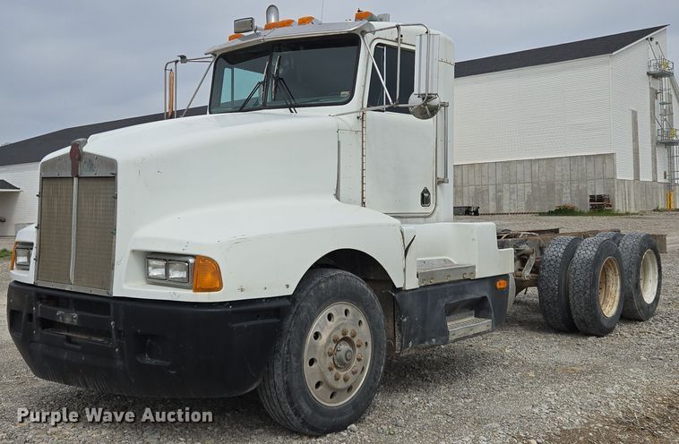 image for item EM7017 1987 Kenworth T600 truck cab and chassis