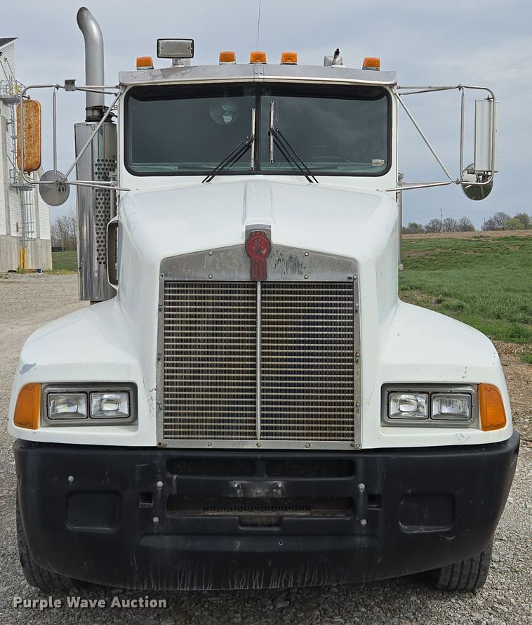 image for item EM7017 1987 Kenworth T600 truck cab and chassis