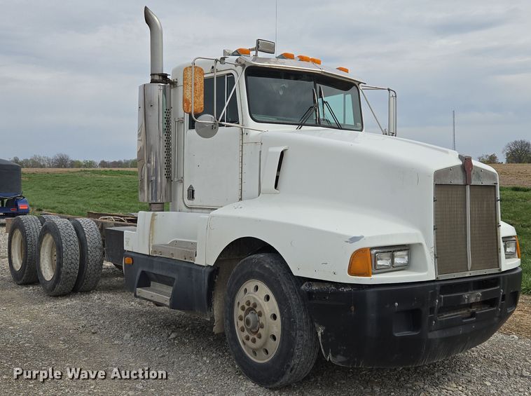 image for item EM7017 1987 Kenworth T600 truck cab and chassis