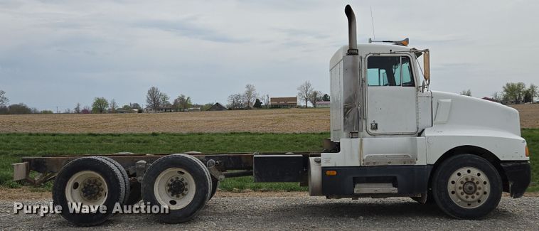 image for item EM7017 1987 Kenworth T600 truck cab and chassis