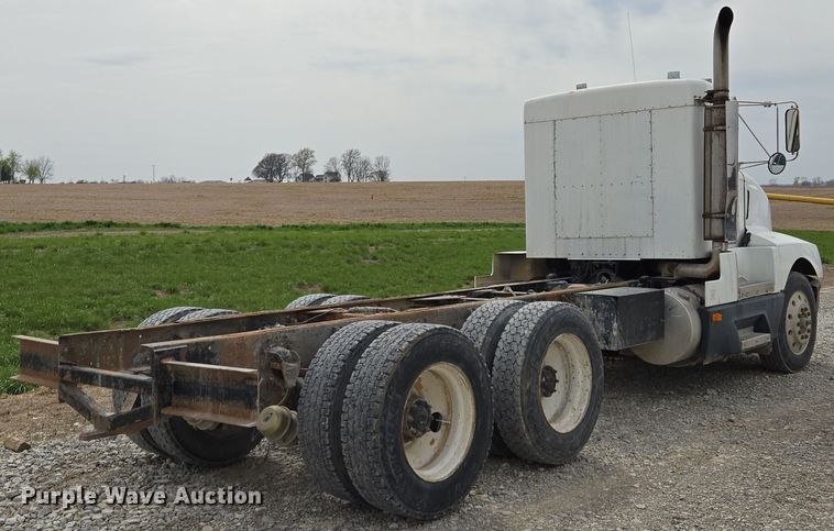 image for item EM7017 1987 Kenworth T600 truck cab and chassis