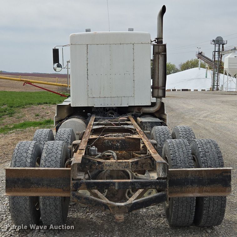 image for item EM7017 1987 Kenworth T600 truck cab and chassis