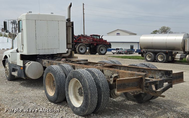 image for item EM7017 1987 Kenworth T600 truck cab and chassis