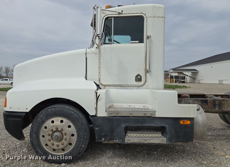 image for item EM7017 1987 Kenworth T600 truck cab and chassis