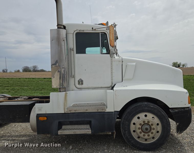 image for item EM7017 1987 Kenworth T600 truck cab and chassis