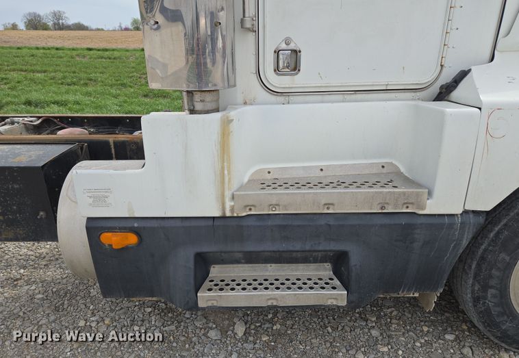 image for item EM7017 1987 Kenworth T600 truck cab and chassis