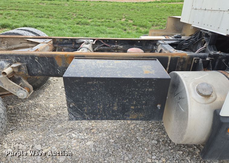 image for item EM7017 1987 Kenworth T600 truck cab and chassis