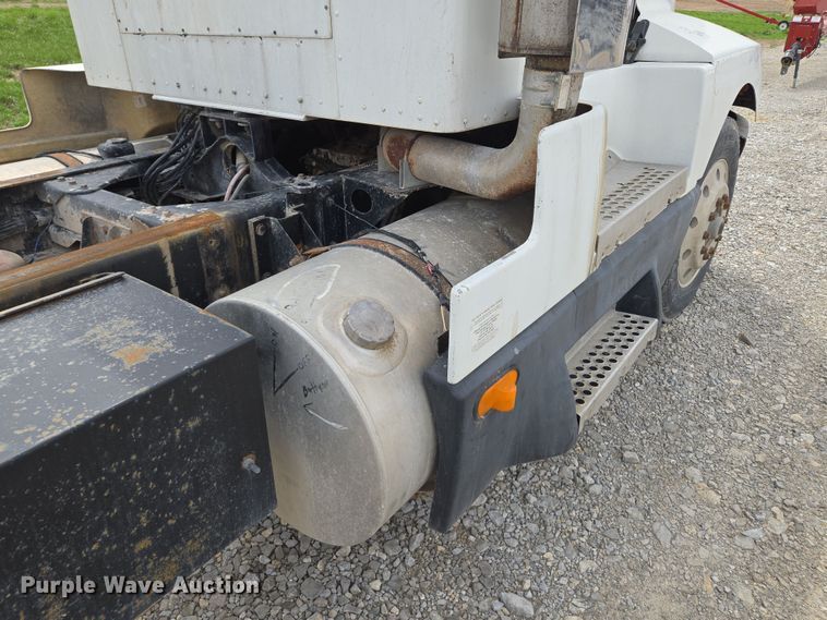 image for item EM7017 1987 Kenworth T600 truck cab and chassis