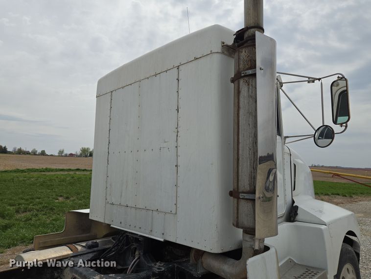 image for item EM7017 1987 Kenworth T600 truck cab and chassis