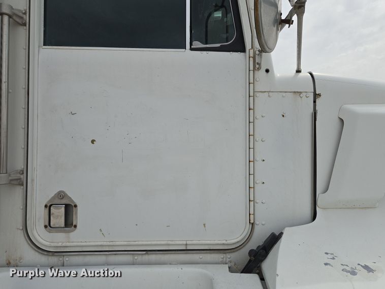 image for item EM7017 1987 Kenworth T600 truck cab and chassis