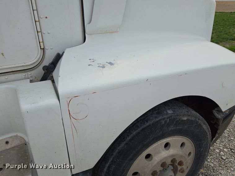 image for item EM7017 1987 Kenworth T600 truck cab and chassis