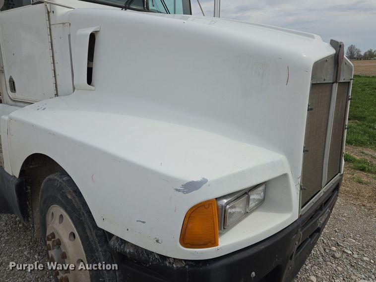 image for item EM7017 1987 Kenworth T600 truck cab and chassis