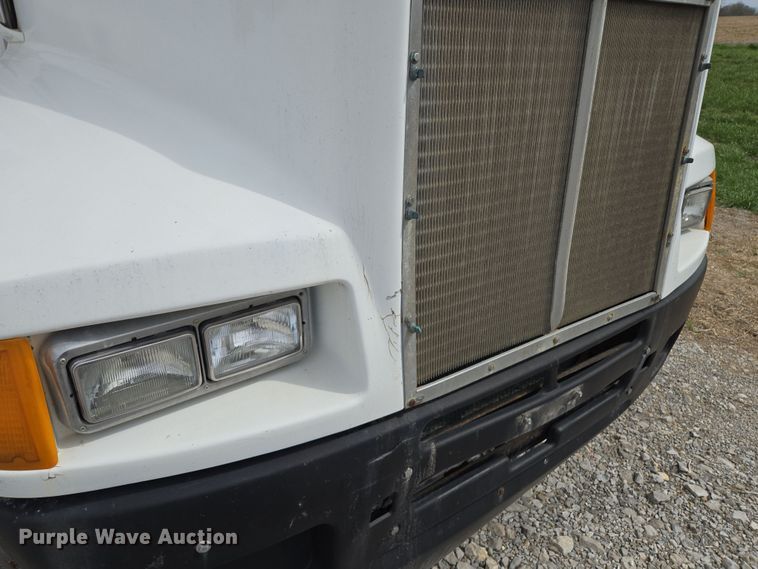 image for item EM7017 1987 Kenworth T600 truck cab and chassis