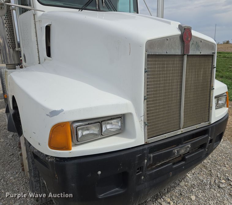 image for item EM7017 1987 Kenworth T600 truck cab and chassis