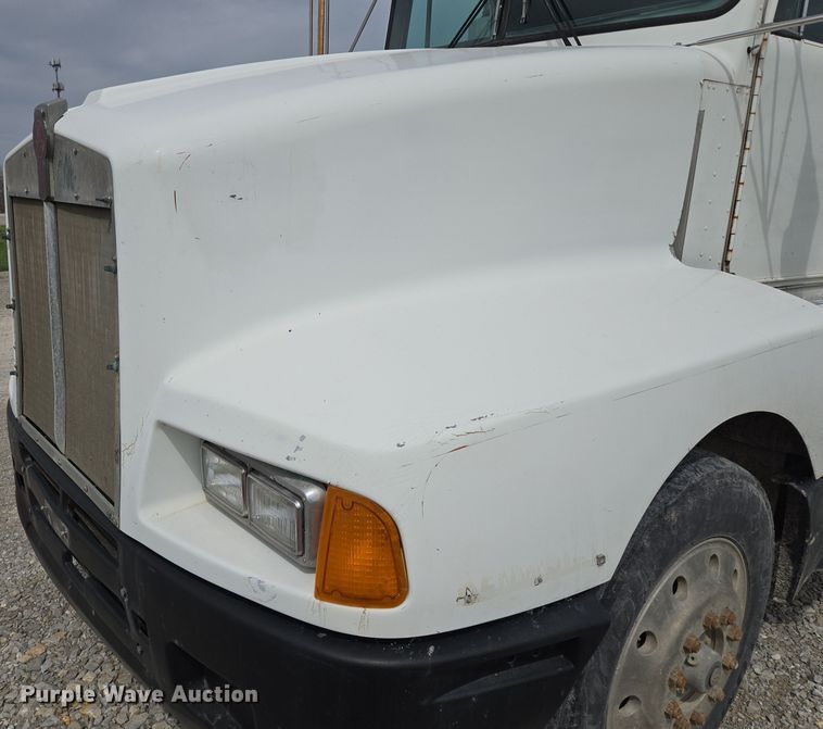 image for item EM7017 1987 Kenworth T600 truck cab and chassis