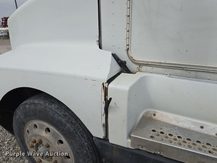 image for item EM7017 1987 Kenworth T600 truck cab and chassis