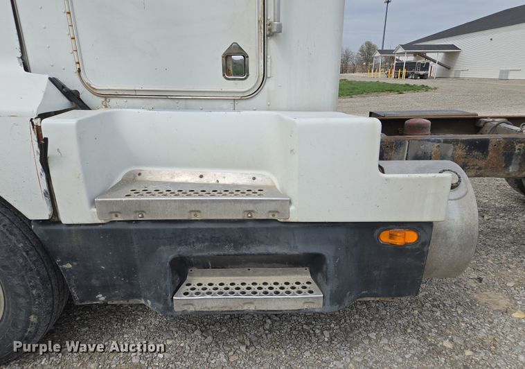 image for item EM7017 1987 Kenworth T600 truck cab and chassis