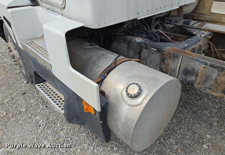 image for item EM7017 1987 Kenworth T600 truck cab and chassis