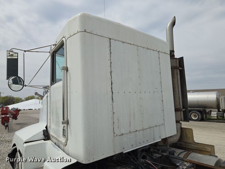 image for item EM7017 1987 Kenworth T600 truck cab and chassis