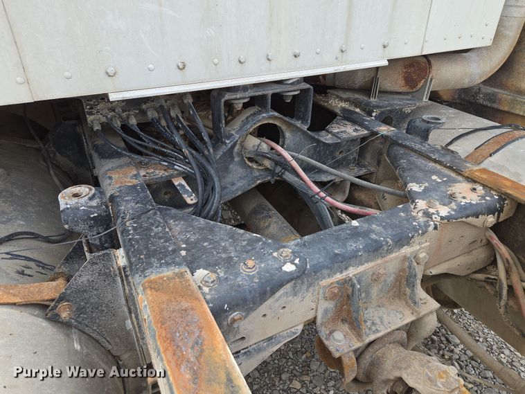 image for item EM7017 1987 Kenworth T600 truck cab and chassis