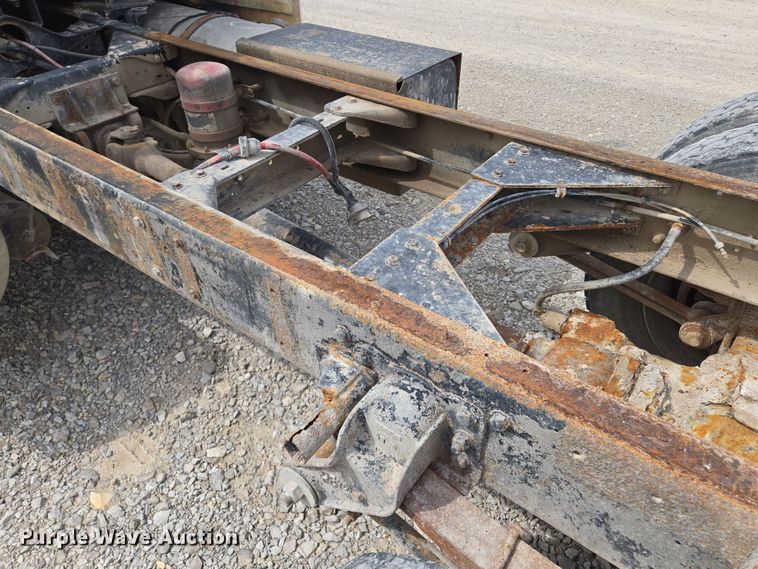 image for item EM7017 1987 Kenworth T600 truck cab and chassis