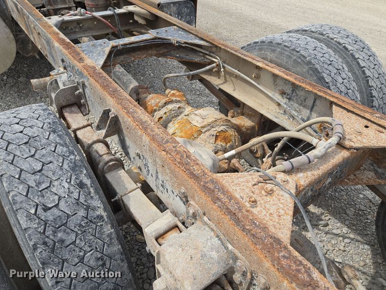 image for item EM7017 1987 Kenworth T600 truck cab and chassis