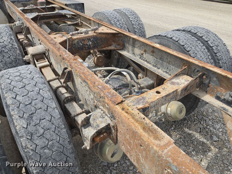 image for item EM7017 1987 Kenworth T600 truck cab and chassis