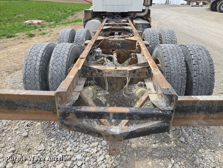 image for item EM7017 1987 Kenworth T600 truck cab and chassis