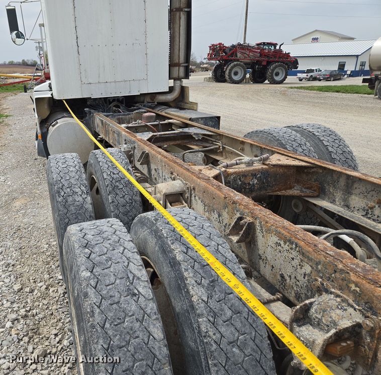 image for item EM7017 1987 Kenworth T600 truck cab and chassis