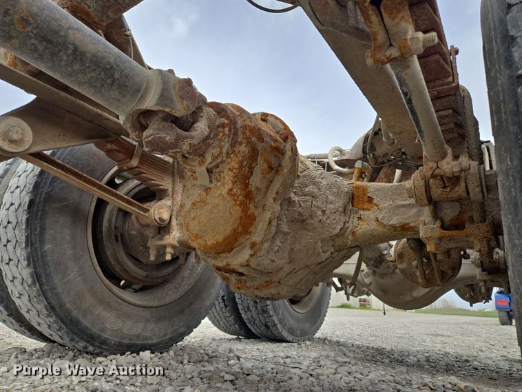 image for item EM7017 1987 Kenworth T600 truck cab and chassis